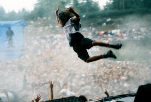Eddie Vedder en uno de sus famosos saltos al foso. Foto: Lance Mercer.